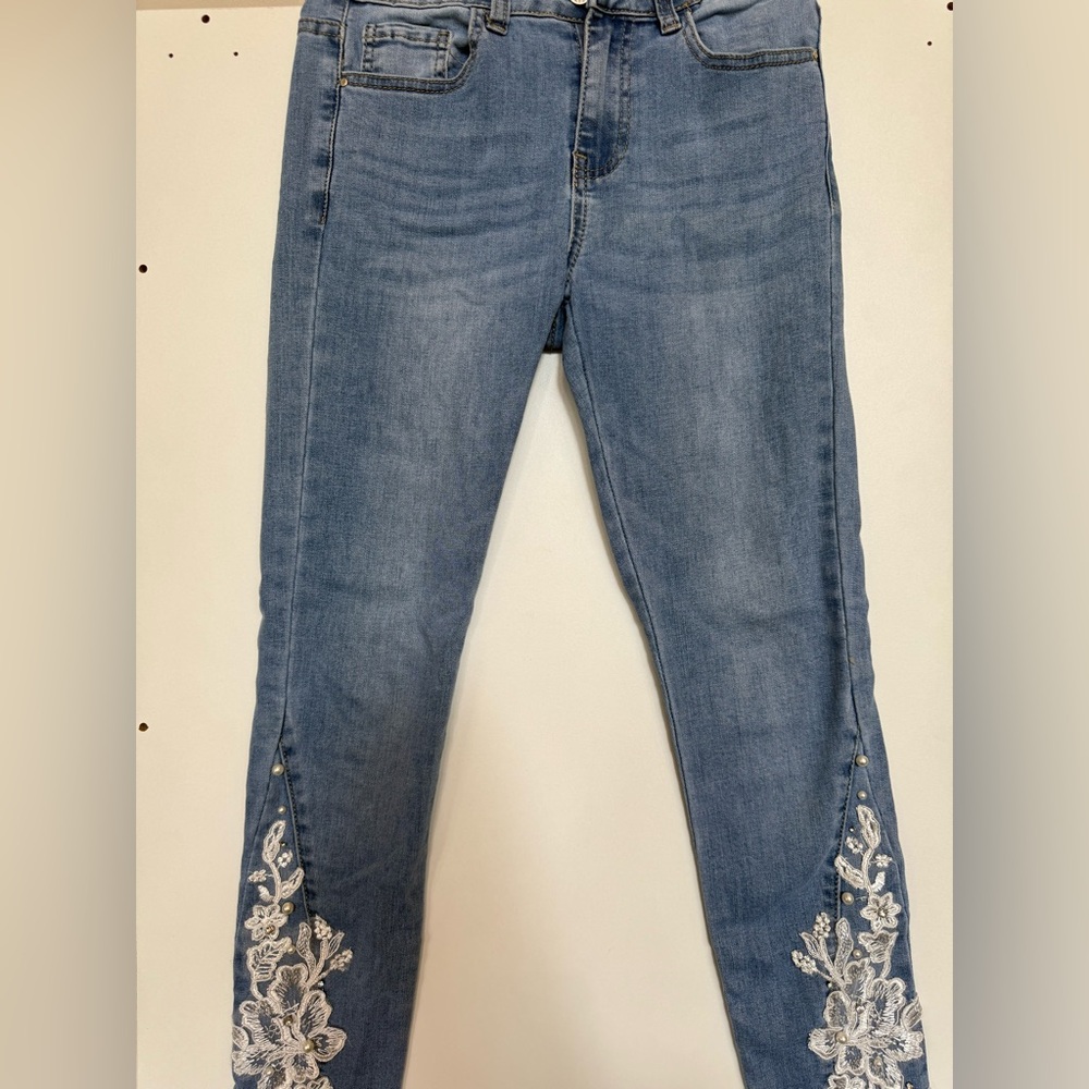 Elegant Blue Cropped Jeans with White Floral Embroidery